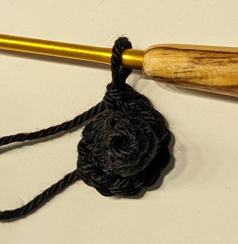 Blog-Inhaltsbild für 'Kostenlose Anleitung Glückswürmchen Sorgenwürmchen Clown mit Haaren und Hut'